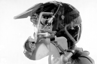 Double exposition casque de moto et mécanique