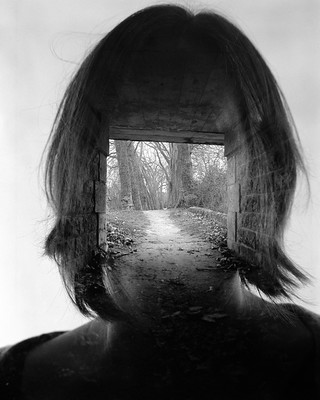 Double exposition chevelure et sentier forestier