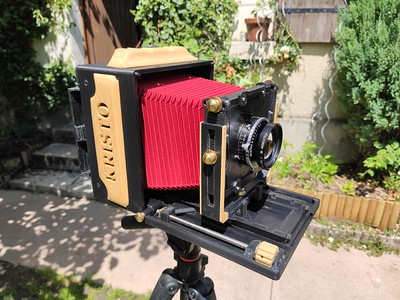 Chambre photographique grand format Kristo, soufflet rouge et bois